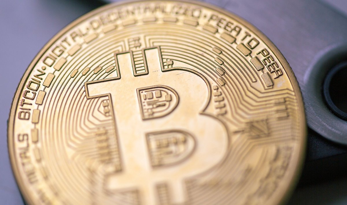 „Bitcoini võib kirjeldada kui detsentraliseeritud arveraamatut, mille sissekandeid saab krüptograafia tõttu täielikult usaldada ja virtuaalse kullana kasutada.“