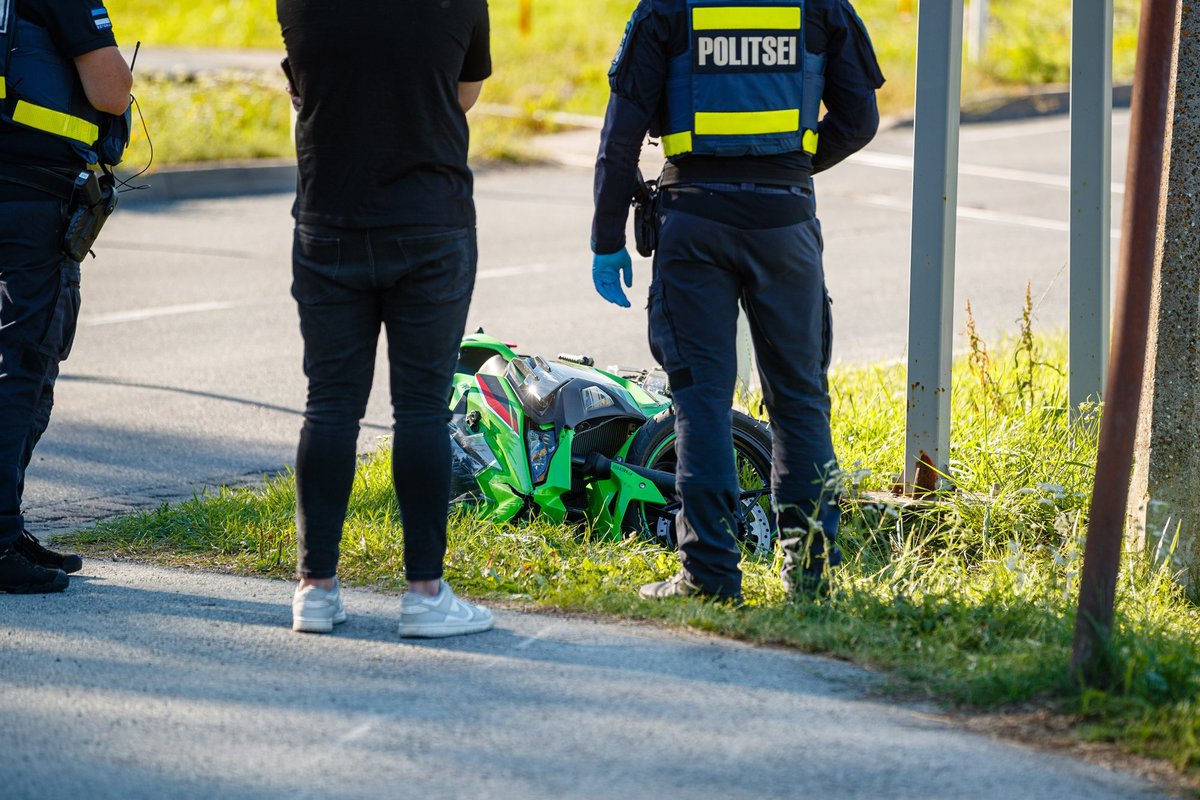 Päev liikluses: vastu valgusfoori sõitnud mootorrattur suri haiglas