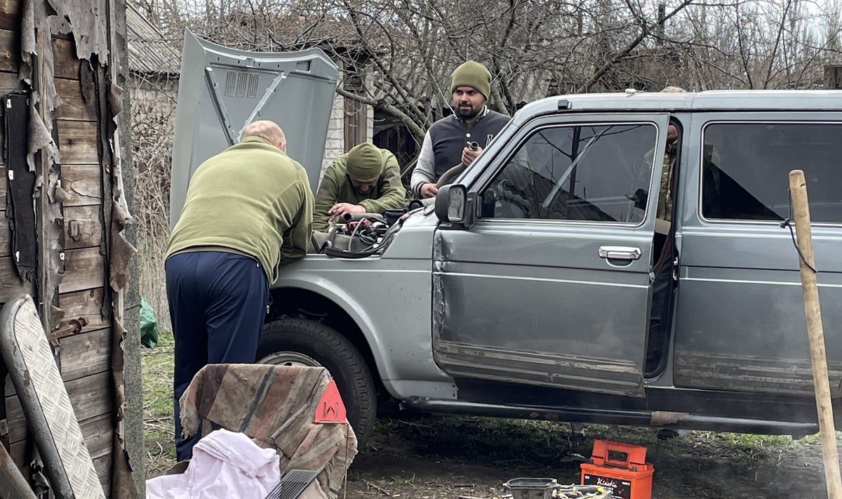 Hmelnitski territoriaalkaitse üksuse mehed on kaks päeva rindel ja neli päeva tagalas jõudu kogumas. Nad parandavad masinaid, lõhuvad puid ja kütavad sauna sooja aluspesu väel, sest kaevikumudast puhtaks uhutud vormid kuivavad pesunööridel ja saapad kuurikatusel. 