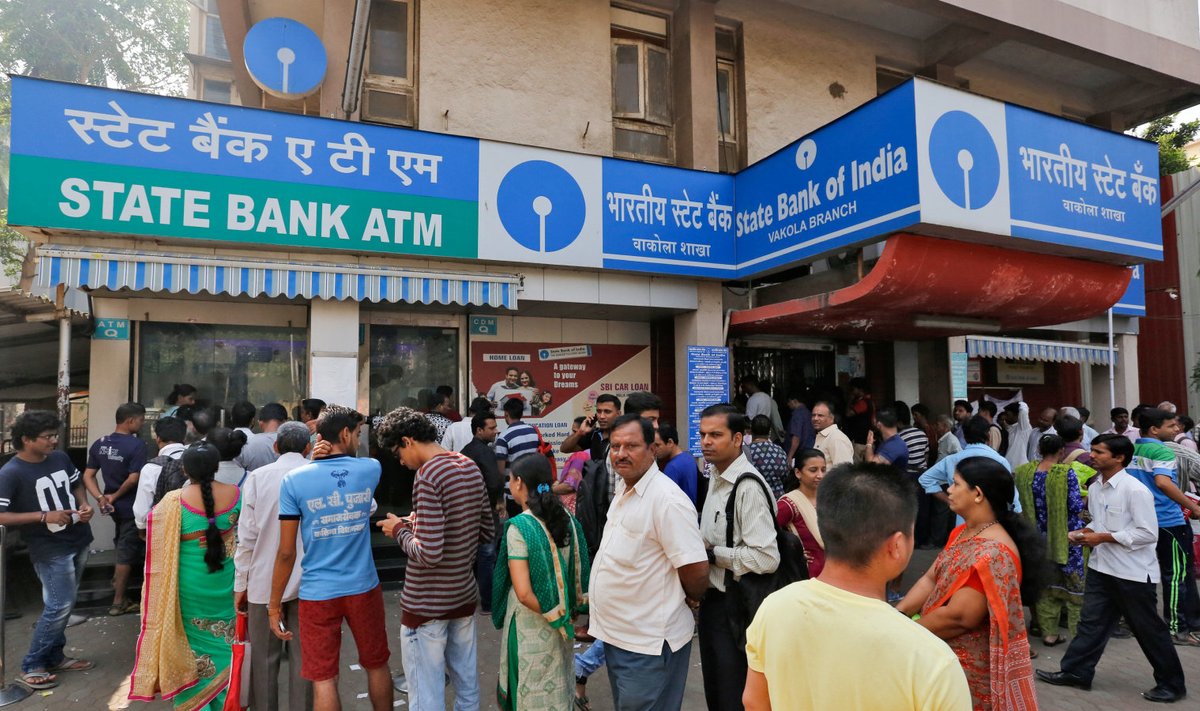 Indias Mumbais ootavad inimesed pangas raha hoiustamise võimalust