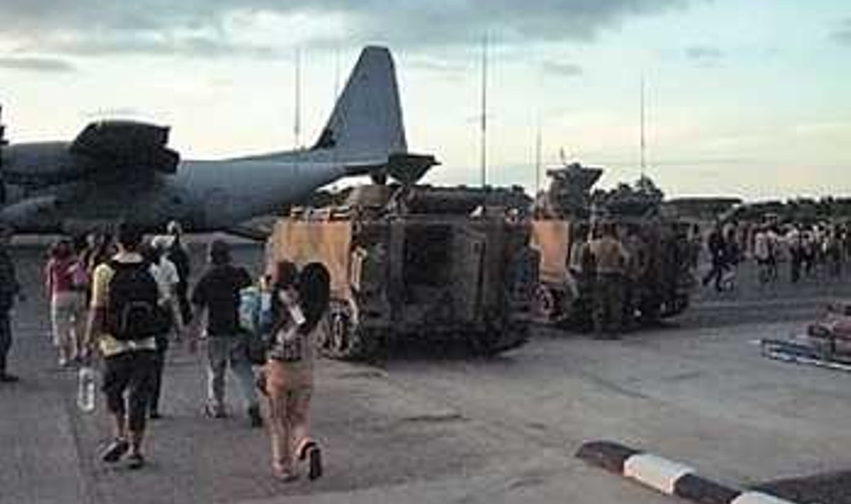 VIIMASED KAADRID: Evakueeritavad sisenemas Hercules-lennukisse, kõrval Austraalia sõjaväe tankid. Madis Org