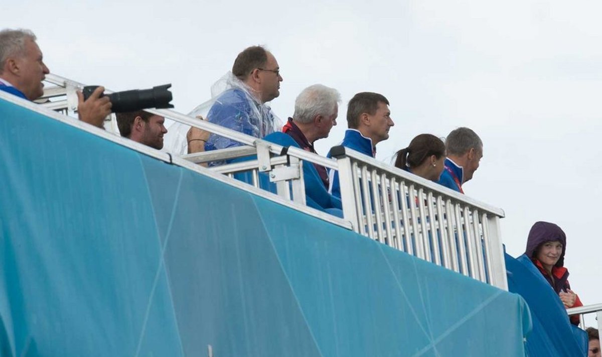 Eesti fännid vaatavad sõudmist. Vasakus nurgas pildistab oma poiste võistlust sõudeliidu president Rein Kilk.