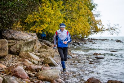 Orienteerumisrajad viivad inimesed tihti sellistesse kohtadesse, kuhu nad niisama ehk ei satuks - Tallinna Vabõhumuuseumis toimunud päevakul tuli joosta ka vees piki kivist mereranda..