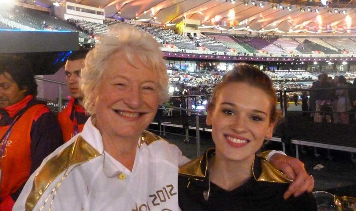 Londoni olümpia tulesüütaja Katie Kirk koos Mary Petersiga, kes esitas ta erilist ülesannet täitma. (Foto: erakogu)