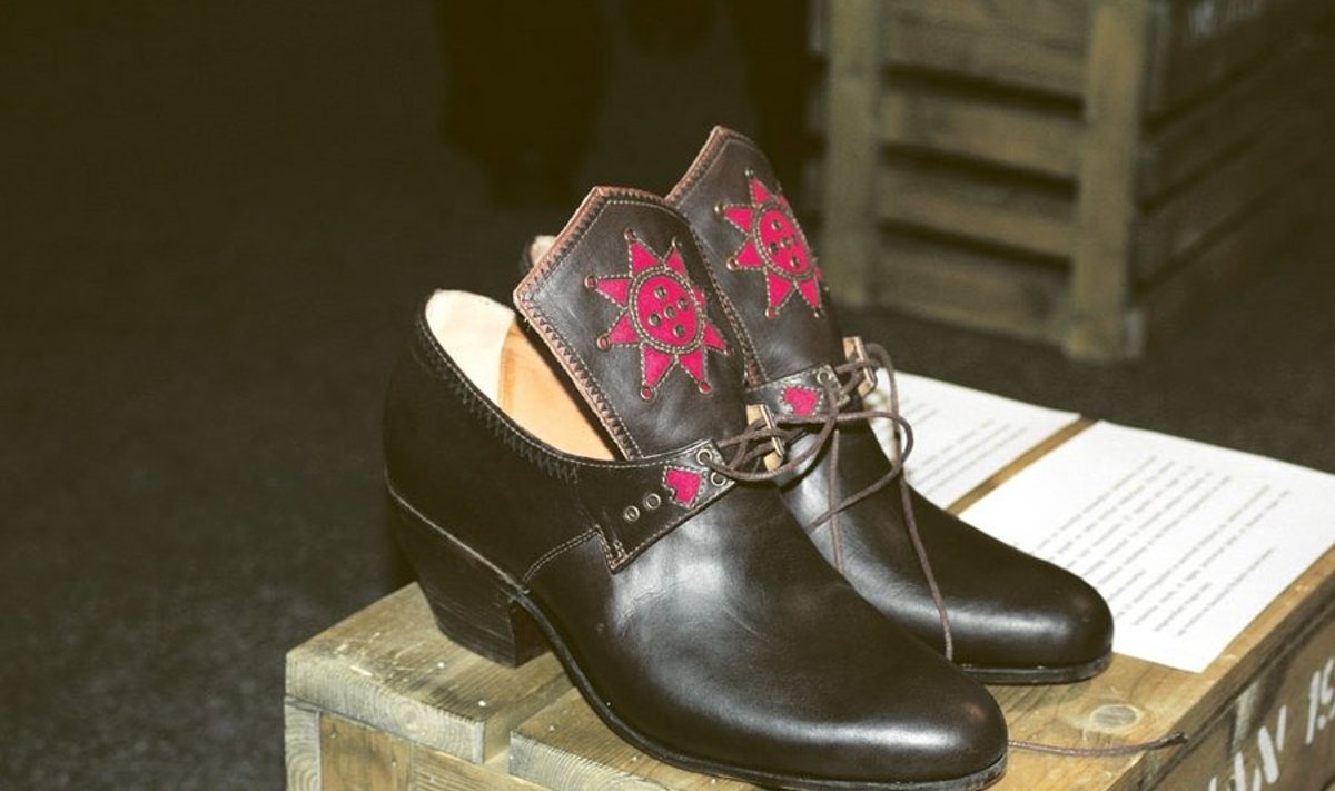 Lappidega kingad – Maris Rosenthal ja Taniel Suvi (Kriuks OÜ). Kingade inspiratsiooniallikaks on etnograafilised lappidega kingad.