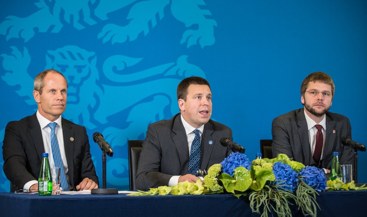 Rahandusminister Toomas Tõniste, peaminister Jüri Ratas ja tervise- ja tööminister Jevgeni Ossinovski riigieelarve teemalisel pressikonverentsil