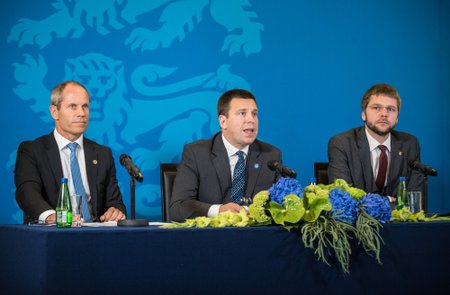Rahandusminister Toomas Tõniste, peaminister Jüri Ratas ja tervise- ja tööminister Jevgeni Ossinovski riigieelarve teemaline pressikonverents