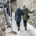 DELFI FOTOD: Tallinna tänavad on nii libedad, et tuleb seintest tuge otsida