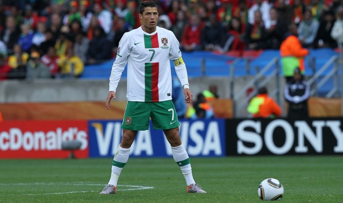 Portugal's striker Cristiano Ronaldo reacts during the Group G first round 2010 World Cup football match Ivory Coast vs Portugal on June 15, 2010 at Nelson Mandela Bay stadium in Port Elizabeth. NO PUSH TO MOBILE / MOBILE USE SOLELY WITHIN EDITORIAL ARTICLE -          AFP PHOTO / KARIM JAAFAR