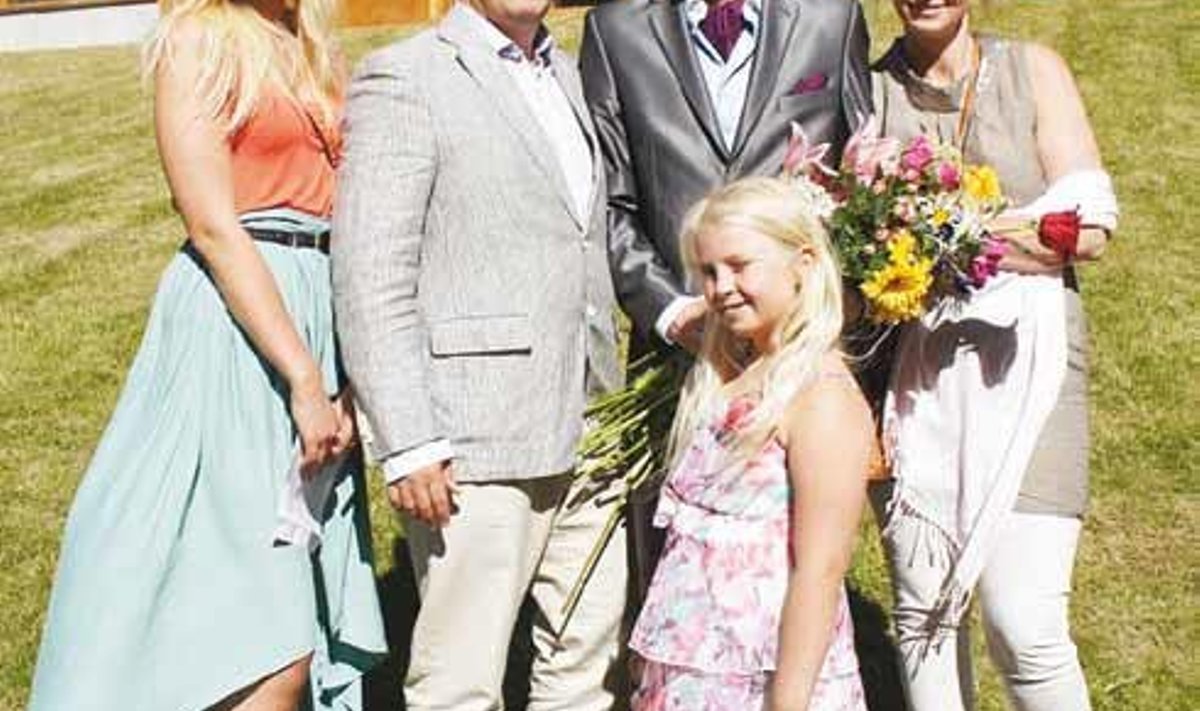 Pappelite pere (vasakult): tütar Elle-Mari, Indrek, poeg Oliver, abikaasa Jane ja esireas pesamuna Hele-Riin.