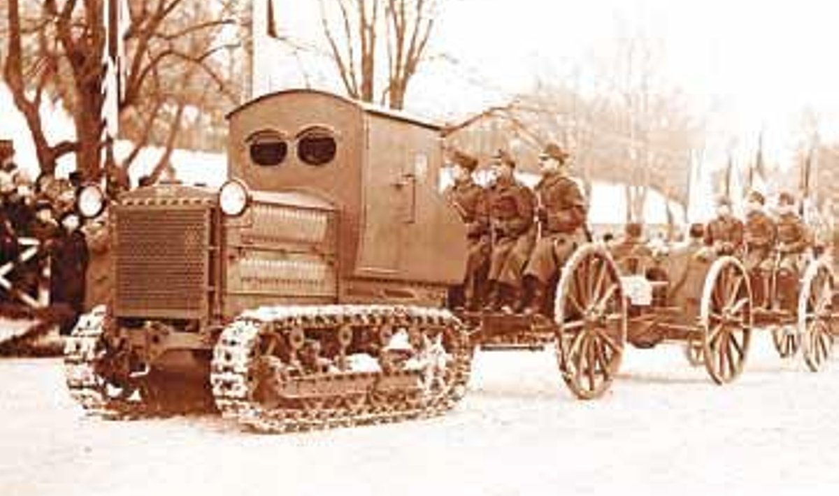 Tribüünist Vabaduse platsil sõidavad mööda Eesti suurtükiväelased. 24. veebruar 1928. Foto Eesti Filmiarhiiv