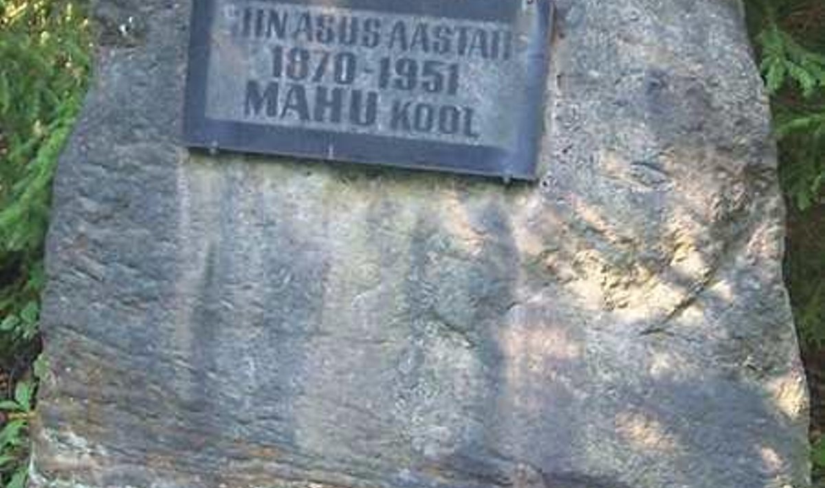 Mahu kooli mälestuskivi Männikkülas. Foto: Heiki Koov 2008