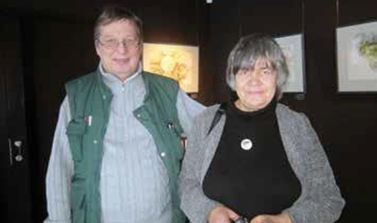 Vanameister Ülle Meister näituse avamisel koos galerist Gennadi Lapiniga.
