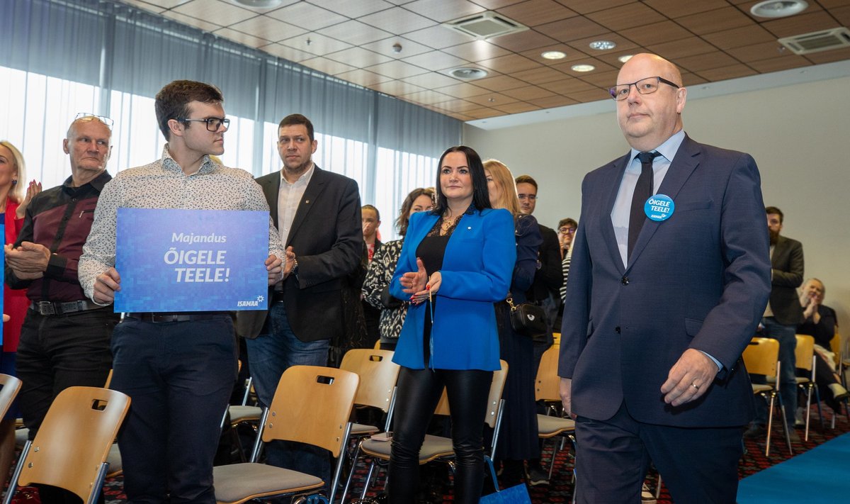 Ahti Kallikorm (paremal) möödunud pühapäeval Isamaa europarlamendi kandidaatide tutvustamisel. 