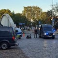 FOTO | Tartu linnasüdames piirati kahtlase koti tõttu liiklust. Kohal olid politsei, pääste ja demineerijad