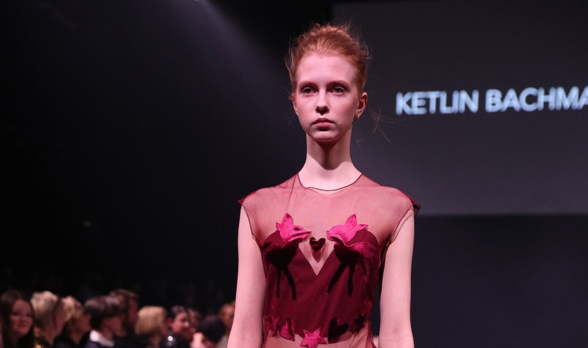 Embassy of Fashioni moemaja disainer Ketlin Bachmann teab, kuidas kauni kleidiga naiselikkust rõhutada, aga tekitada ka mõni põnev kiiks. Poolpikk pidulik kleit paljastab omajagu, aga ei mõju üleliia seksikalt.