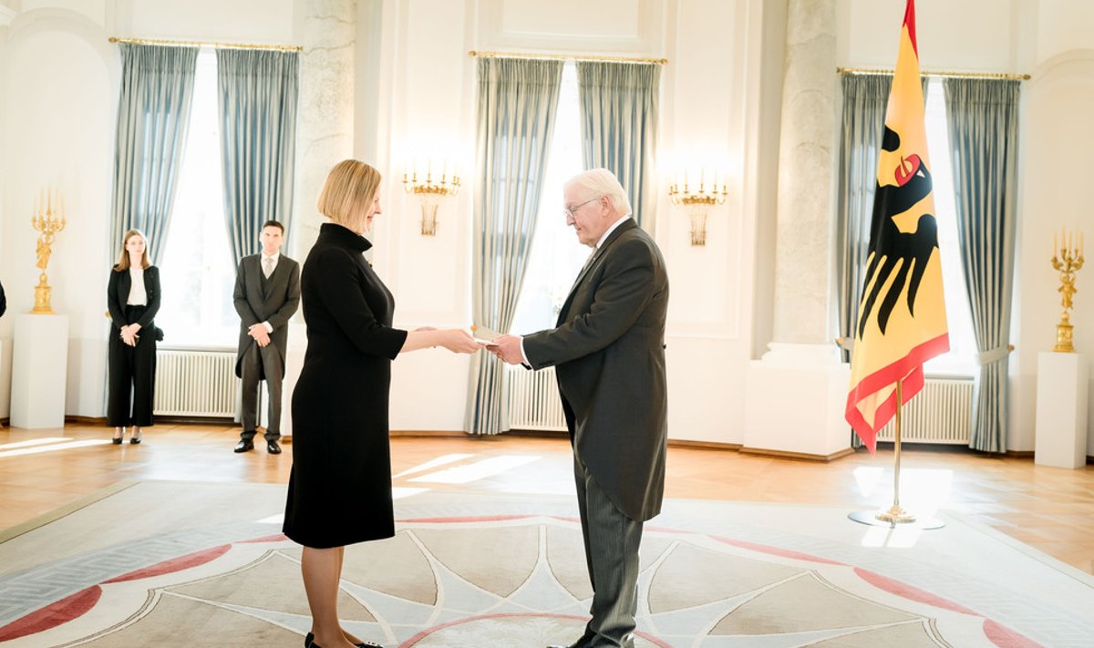 Suursaadik Marika Linntam annab Saksamaa presidendile Frank-Walter Steinmeierile volikirja üle.