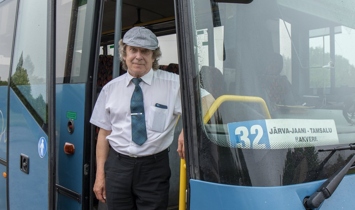 "Kui pärast puhkust või vabasid päevi bussirooli istun, siis tunnen kohe, et see on minu rida,” räägib bussijuht Kalle Kirsipuu.