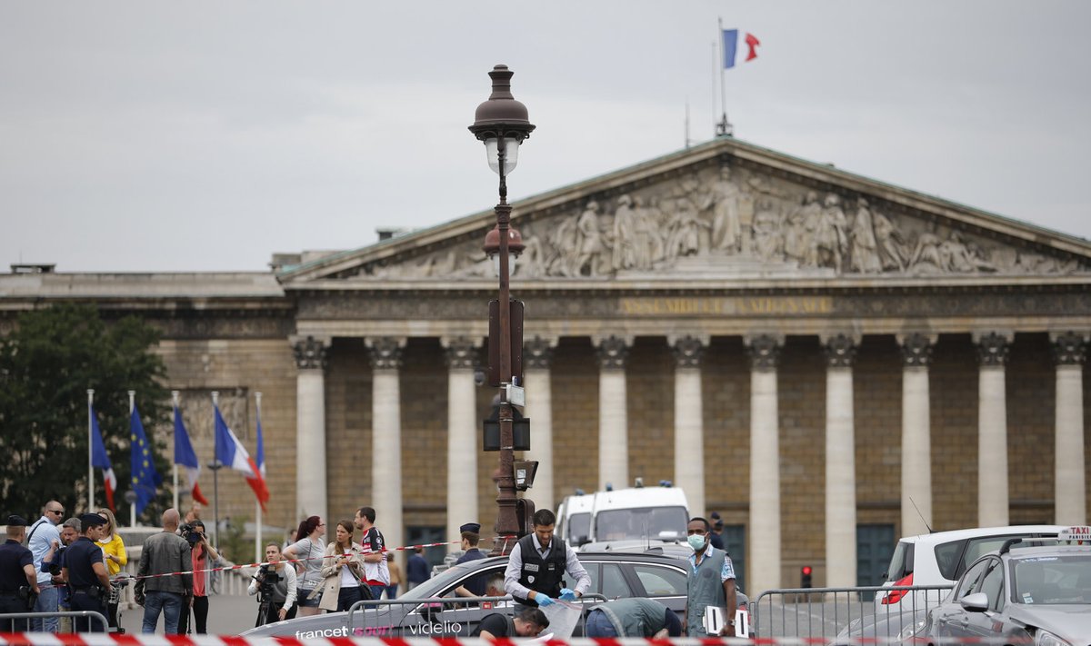 Prantsuse politsei sündmuskohalt asitõendeid korjamas.