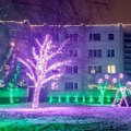 ФОТО И ВИДЕО | Подросток из Литвы устроил яркую зимнюю сказку прямо во дворе своей многоэтажки