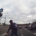 VIDEO: Hulljulge jalakäija sööstab autode vahelt punase tulega üle sõidutee