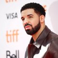 VIDEO | Ai-ai! Drake suudles laval 17-aastast fänni