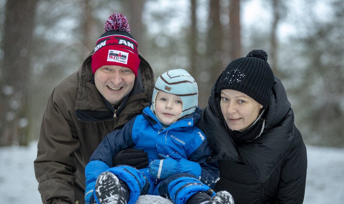 Raivo E. Tamm koos poeg Johannes Hermanni ja abikaasa Helenaga naudib koduses Nõmme metsas talverõõme.