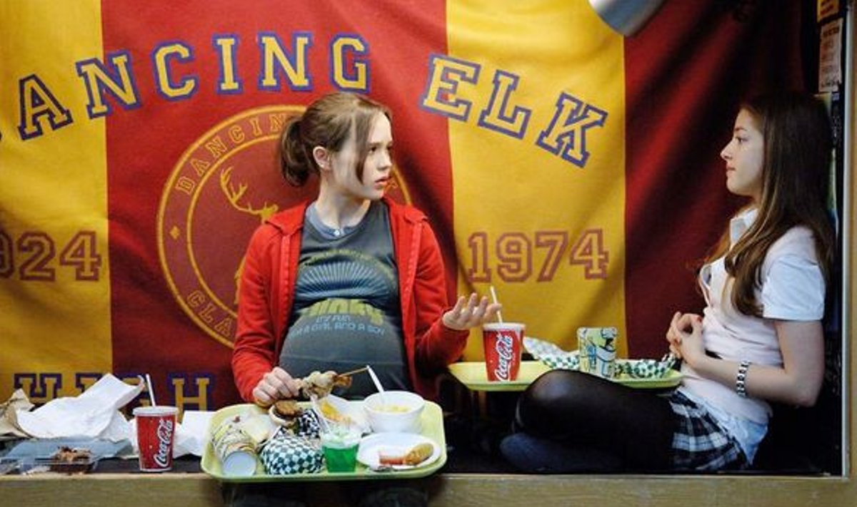 üleküpsed teismelised: Juno (Ellen Page, vasakul) on tavaline 16aastane tüdruk ühes väga tavalises Ameerika linnakeses. Ja võite ise kujutada ette veelgi tavalisemate vanemate üllatust, kui tütrel kõht kasvama hakkab, ta abordist keeldub ja hakkab hoopis koos oma parima sõbranna Leah’ga (Olivia Thirlby) kuulutusteleheküljelt kasuvanemaid otsima.