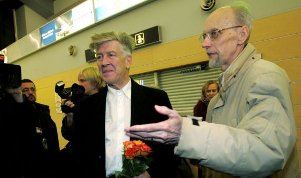 Transtsendentaalse meditatsiooni harrastajad Jaan Suurküla ja David Lynchiga Tallinna Lennujaamas 2007. aasta novembris.