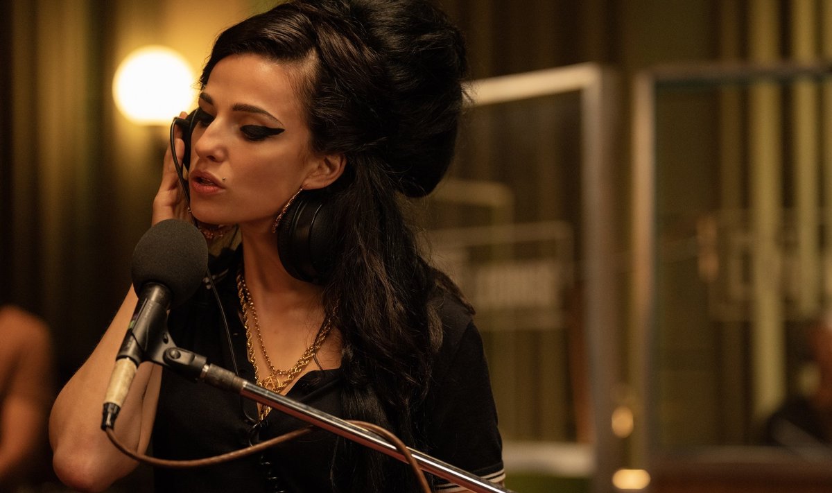 NÜÜD KINOS: Marisa Abela kehastab filmis „Back to Black: Amy lugu“ varalahkunud lauljannat Amy Winehouse’i.