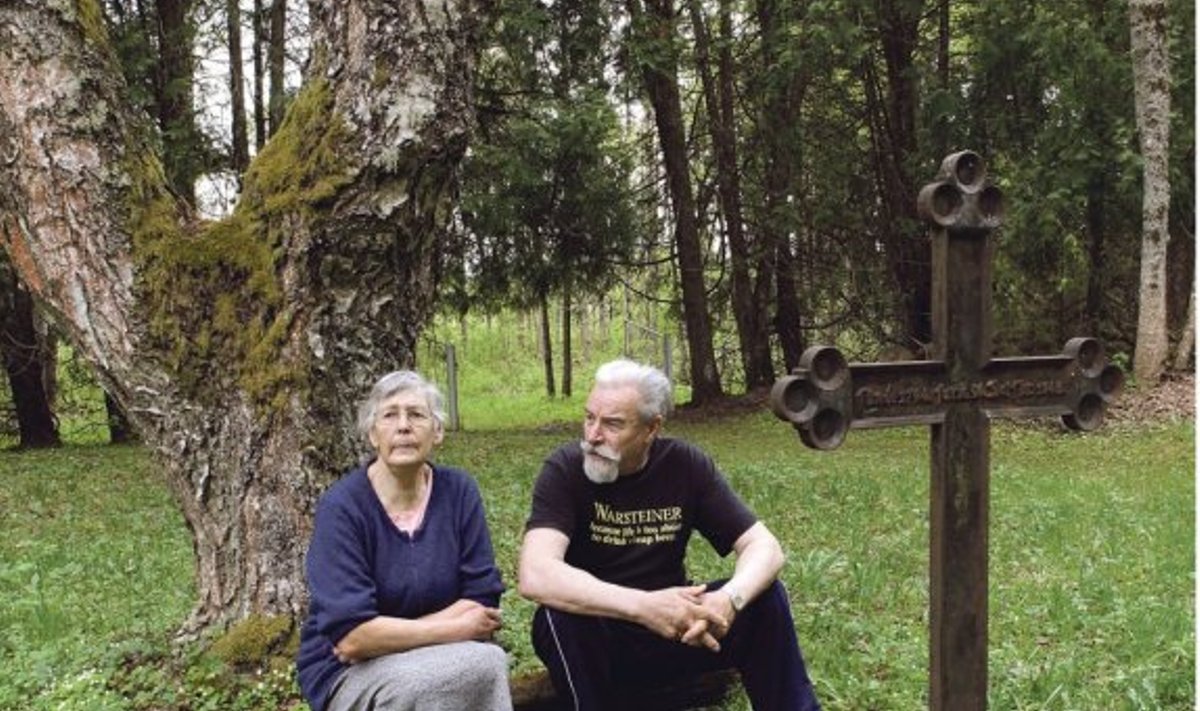 Evertitest põlvnev Kadri Vollmann ning tema abikaasa Jüri perekalmistul, mis asub nende elukohast poole kilomeetri kaugusel.