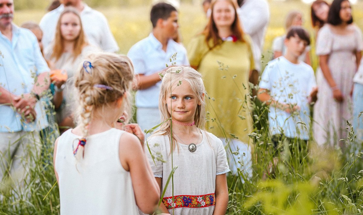 Varrupäeval kantakse heledaid helgeid rõivaid, sest need kandvat head energiat.