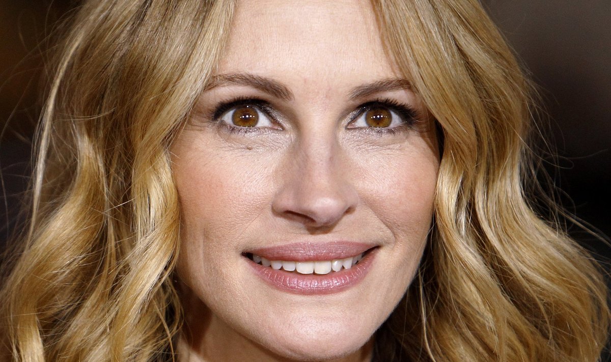 Cast member Julia Roberts attends the premiere of "Valentine's Day" at the Grauman's Chinese theatre in Hollywood, California February 8, 2010. The movie opens in the U.S. on February 12.  REUTERS/Mario Anzuoni (UNITED STATES - Tags: ENTERTAINMENT)