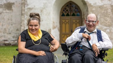 „Pärast 13 aastat passivset ratastoolis istumist on võimalik inimese lihaseid tööle panna.“ Ratastoolidesse aheldatud abielupaar sai tänu lugejate abile järelravile