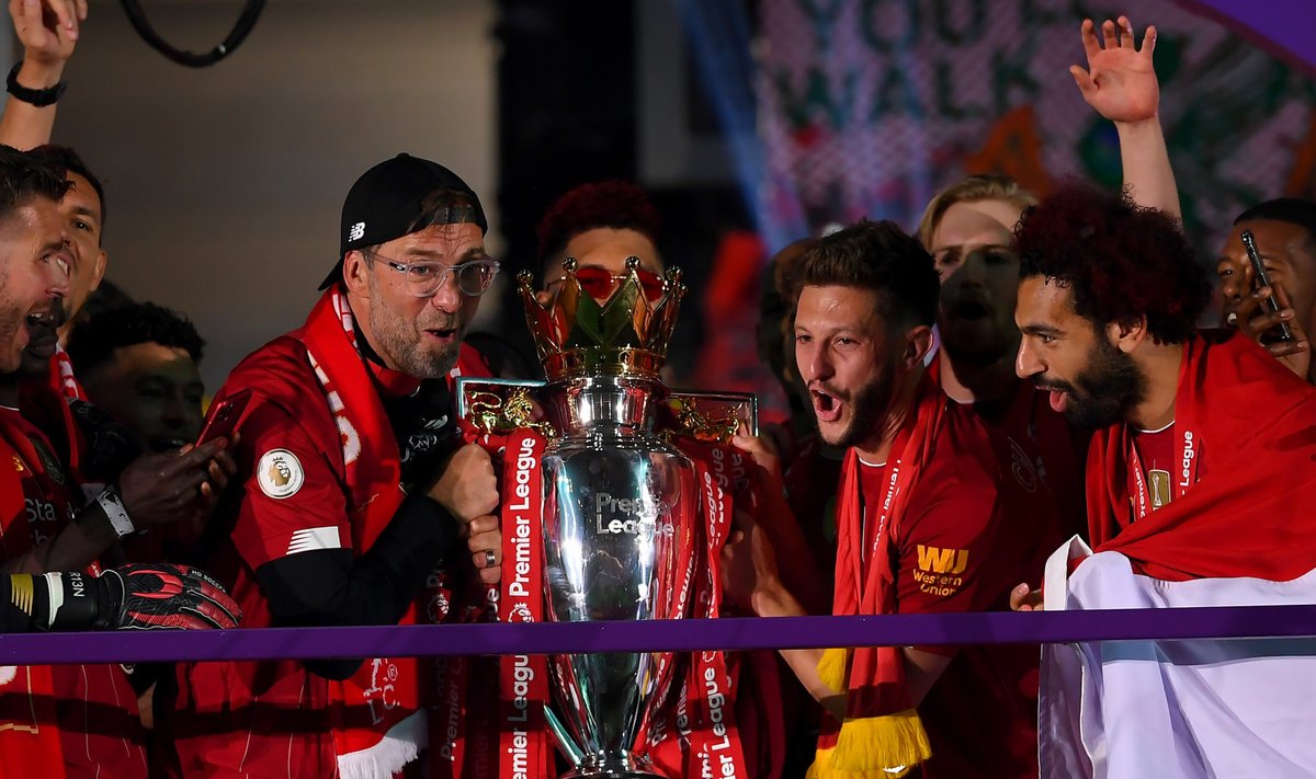 Liverpooli peatreener Jürgen Klopp koos mängijatega karikat pea kohale tõstmas.