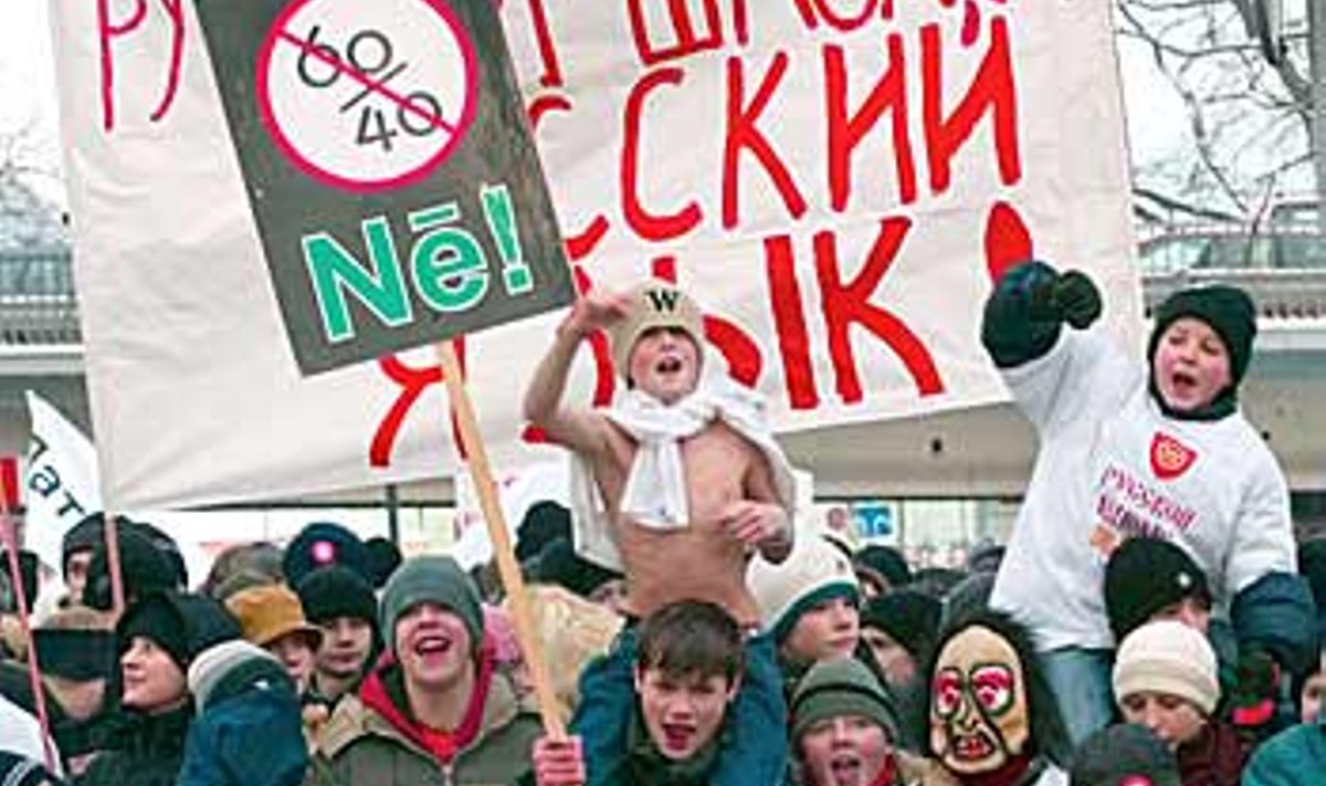 EI TAHA LÄTI KEELES ÕPPIDA! Rahulolematud vene kooliõpilased protestivad Riias presidendi lossi ees uue haridusreformi vastu, mis sunniks neid uuest kooliaastast õppima läti keeles. AFP