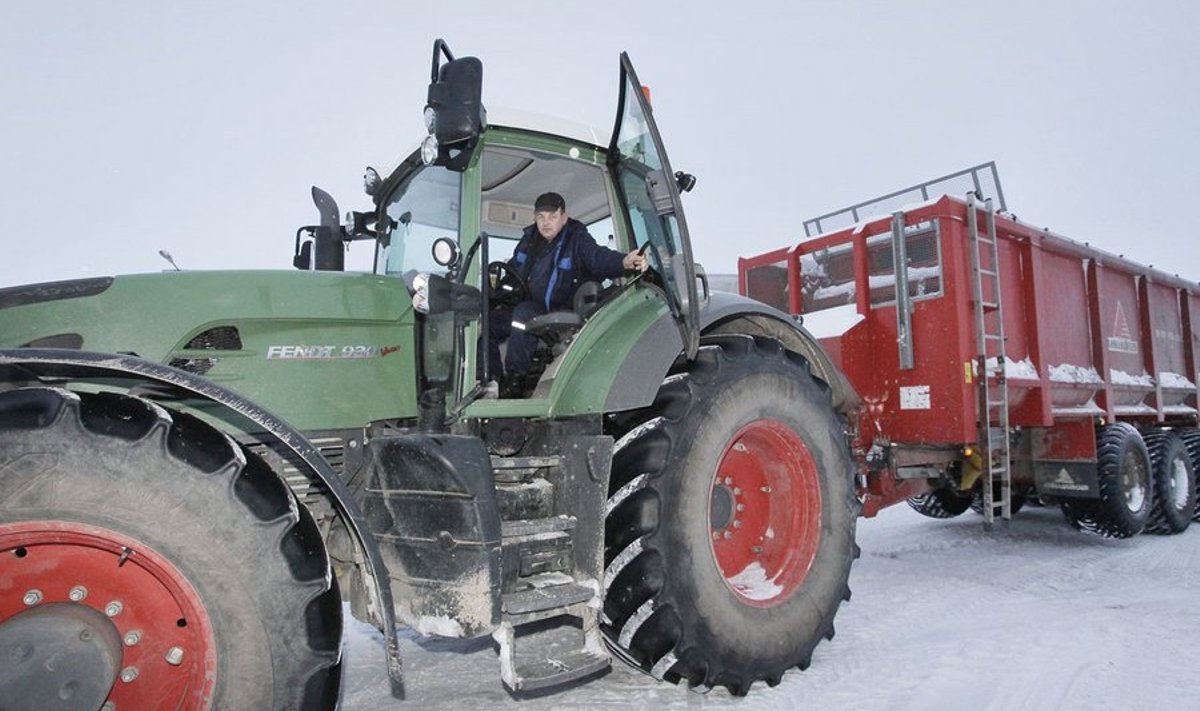 Sadala Agro on valinud Fendti traktorid. Uue Fendt 930 Vario roolis teeb tööd Ants Maandre.