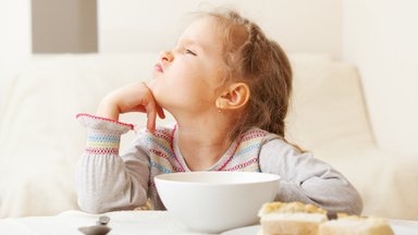 Toitumisterapeut teeb selgeks: väga olulised põhjused, miks ei tohiks last kunagi sööma sundida