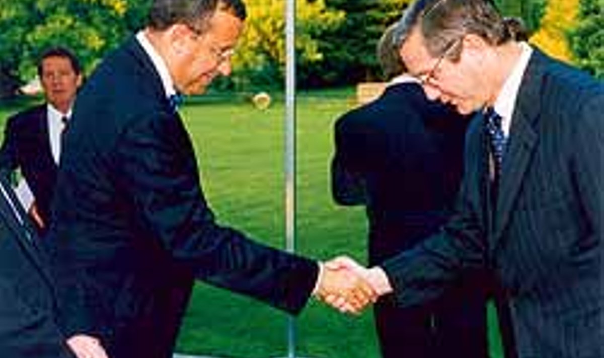 TOOMAS HENDRIK ILVES JA BRUCE PITCAIRN JACKSON (paremal): Dþentelmenid suruvad kätt demokraatia, NATO ja Lockheed Martini helgele tulevikule mõeldes.