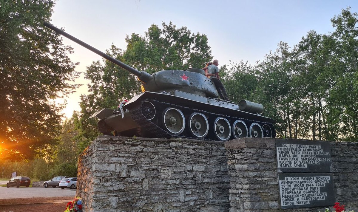 Нарвский танк имеет свой адрес, рядом с ним любят фотографироваться