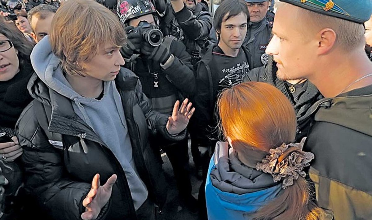 Geiaktivist (vasakul) vaidleb laupäeval Peterburis toimunud meeleavaldusel homovastasega. 