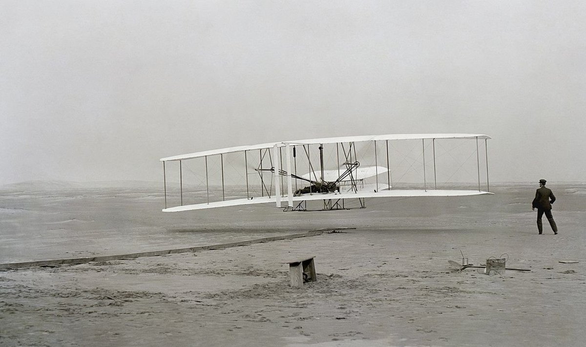 Orville Wright, kahest vennast noorem, juhtis lennumasinat esimesel õhkutõusmisel. Lend kestis 12 sekundit. (Foto: Wikimedia Commons)