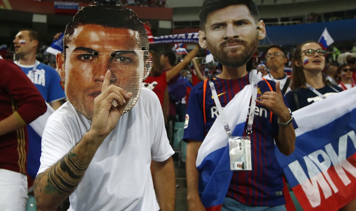 Fännid kannavad Ronaldo ja Messi näopilte