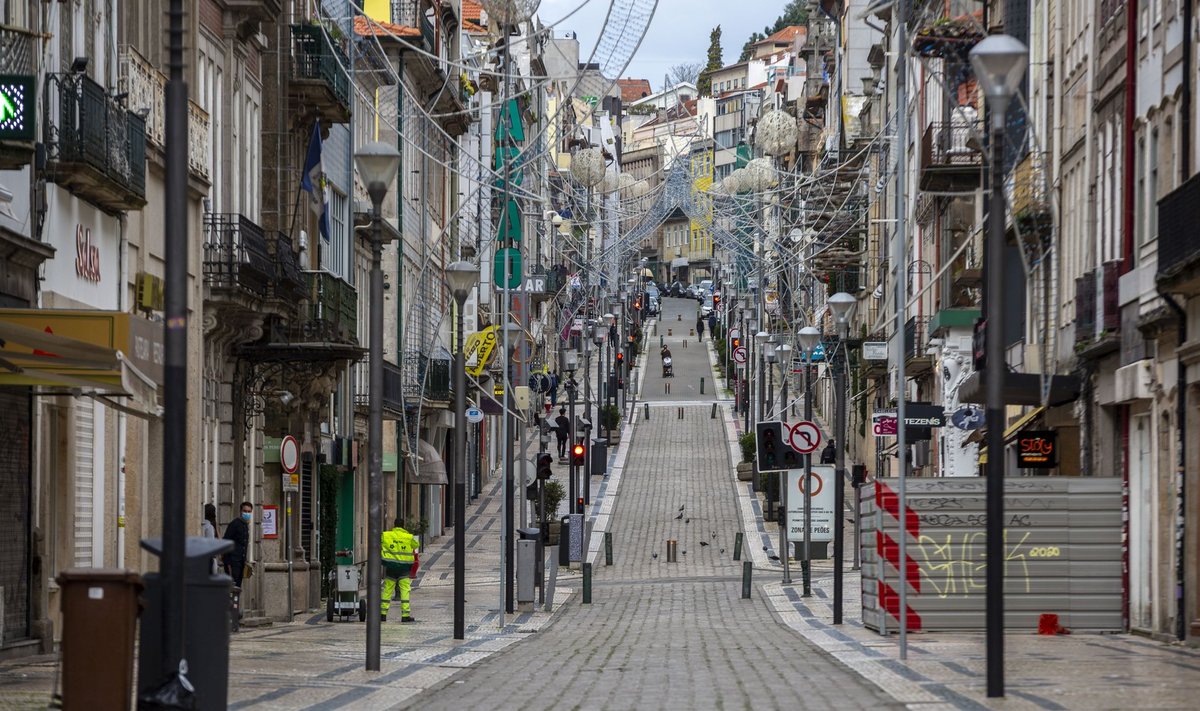 Portugali linna Porto turismitänav Santa Catarina on koroonapiirangute tõttu inimtühi.