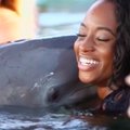 VIDEO: Nutikas delfiin päästab seksika tantsutüdruku telefoni merepõhjast!