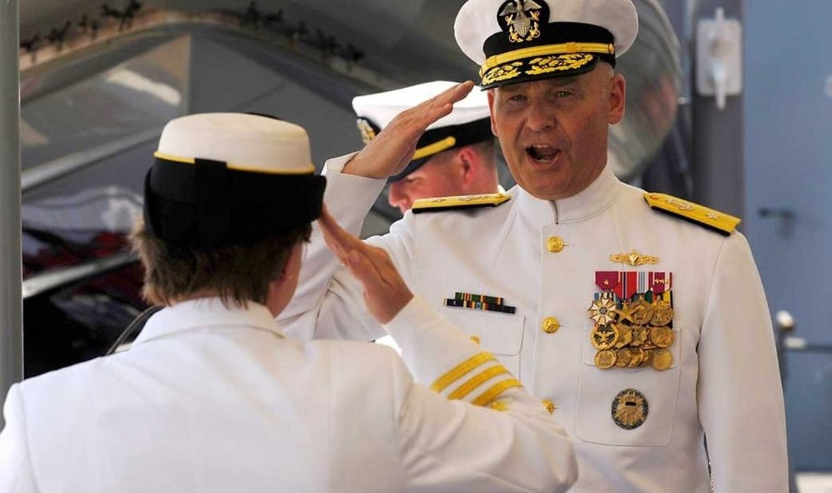 Ahoi, ma vahva meremees! Kontradmiral Mark H. Buzby kohtub naisohvitseriga.