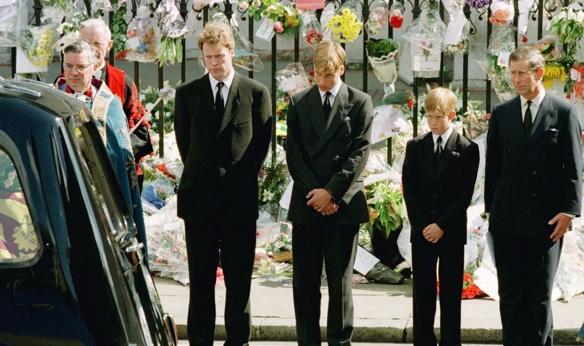 Leinav kuningapere printsess Diana matustel aastal 1997