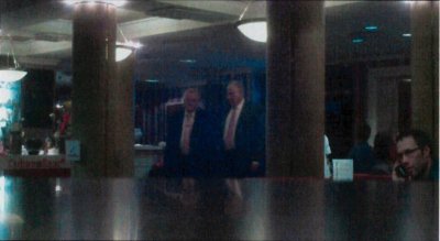 22. oktoober 2014, Meritoni hotell. Seekordsel õhtutundidel toimunud kohtumisel on nii Savisaar kui ka Kofkin soliidselt ülikondadesse riietunud, isegi lipsud on sõpradel sama tooni.