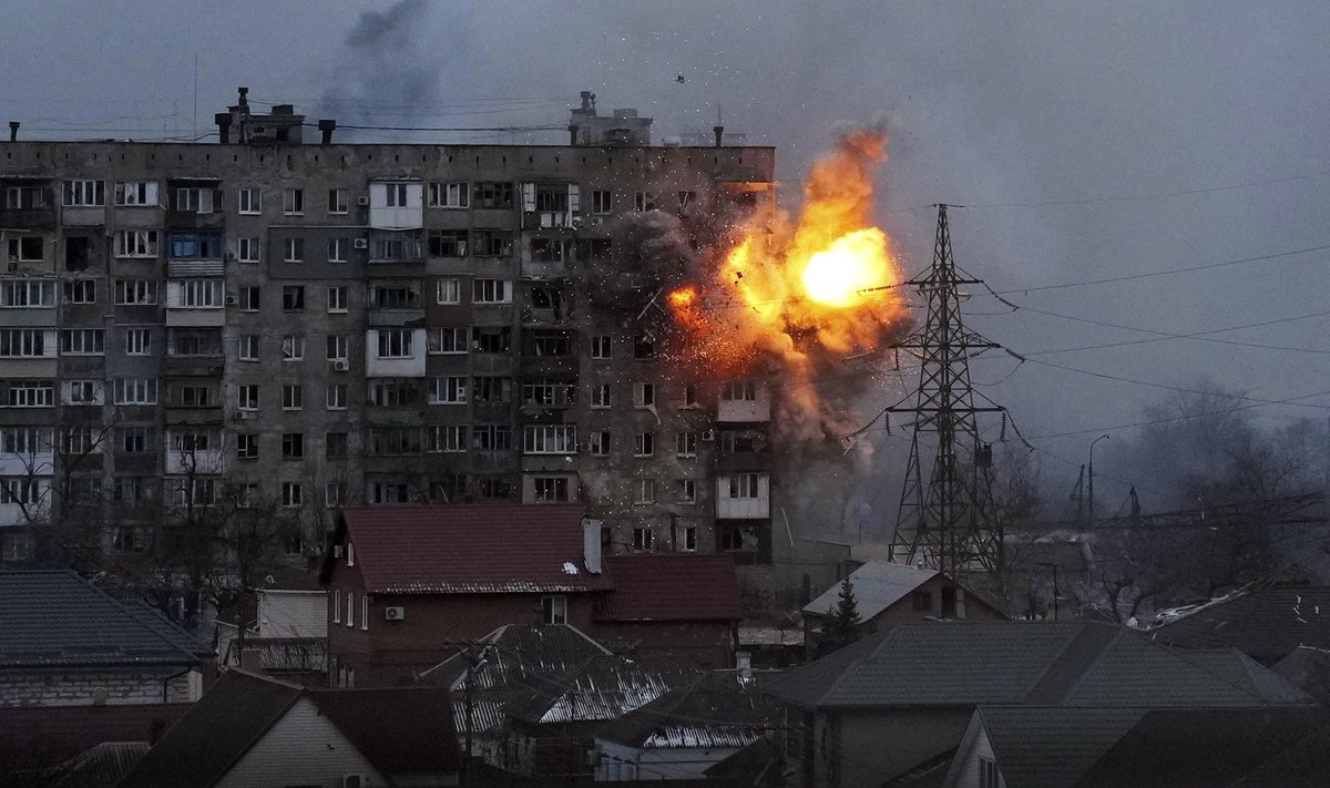 Vene tankimürsk tabab Mariupolis paneelmaja, 11. märts