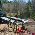 ФОТО: Военные инженеры развернули мост через реку Валгейыги